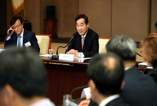 PM attends debate organized by news editors' body