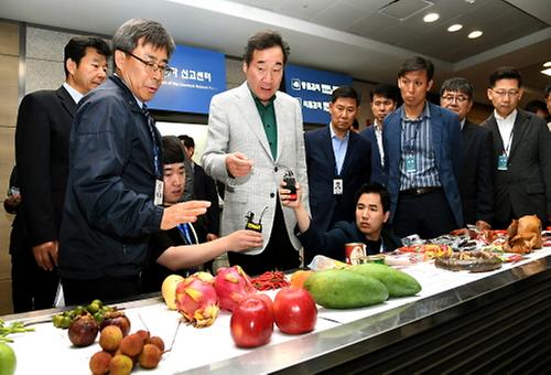 PM looks at seized items at Incheon airport