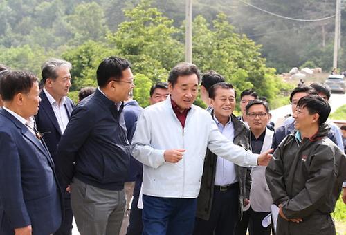 PM Lee checks fight against African swine fever. 2