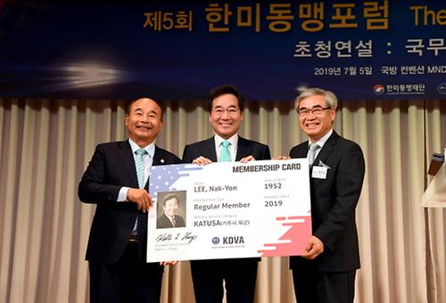 PM receives KDVA membership card