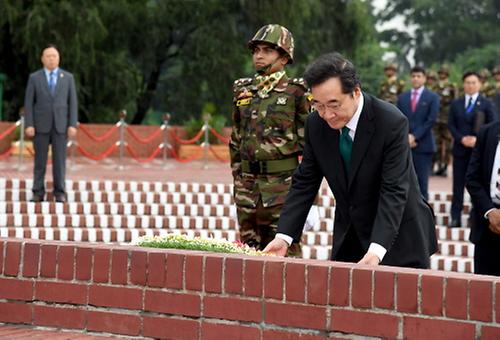 방글라데시 충혼탑 헌화