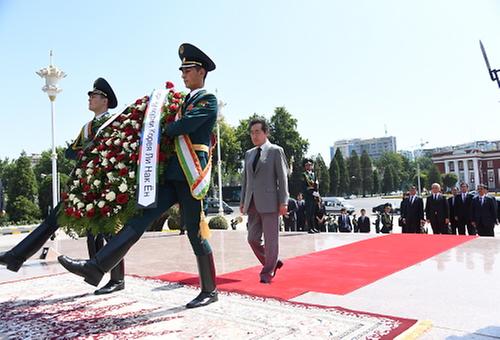 PM visits statue of Ismail Saman