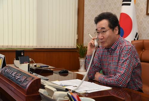 PM on the phone with the people