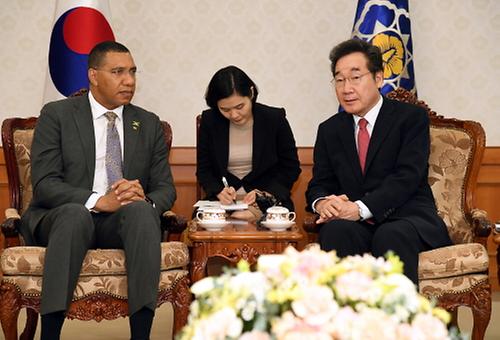 PM meets Jamaican counterpart