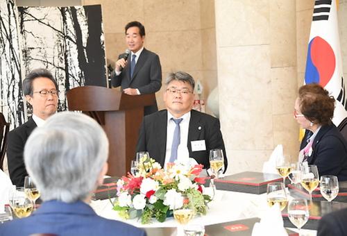 PM meets Korean residents in Japan