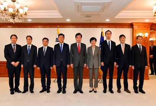 이낙연 국무총리가 25일 오후 정부서울청사에서 차관급에게 임명장을 수여한 뒤 기념촬영을 하고 있다.