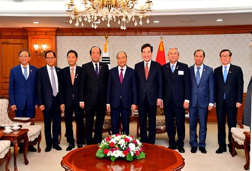 PM meets Vietnam PM Nguyen Xuan Phuc