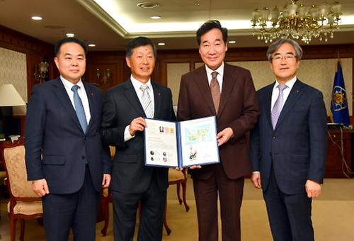 Prime minister given Christmas seals 