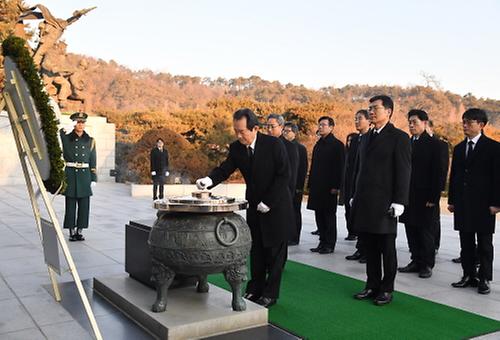 PM visits nat'l cemetery