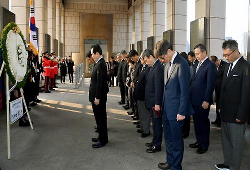 places a wreath at a cenotaph for unknown soldiers