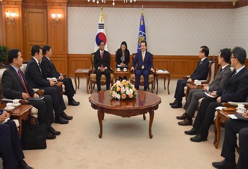 PM meets  Second Vice-President of Myanmar Henry Van Thio