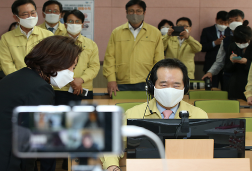 PM views demonstration of online class