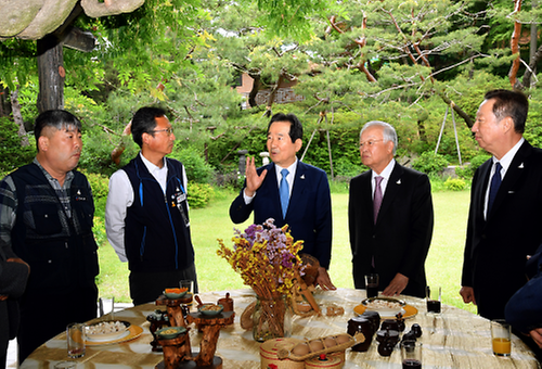 PM meets labor, biz leaders